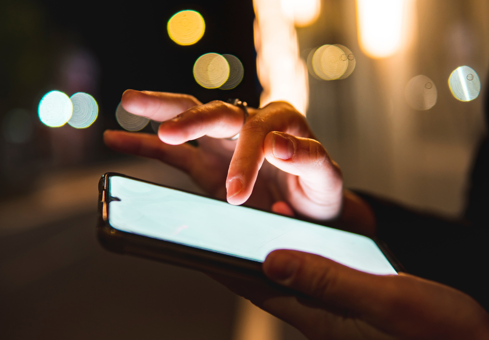 gros plan sur des mains tenant un smart phone allumé