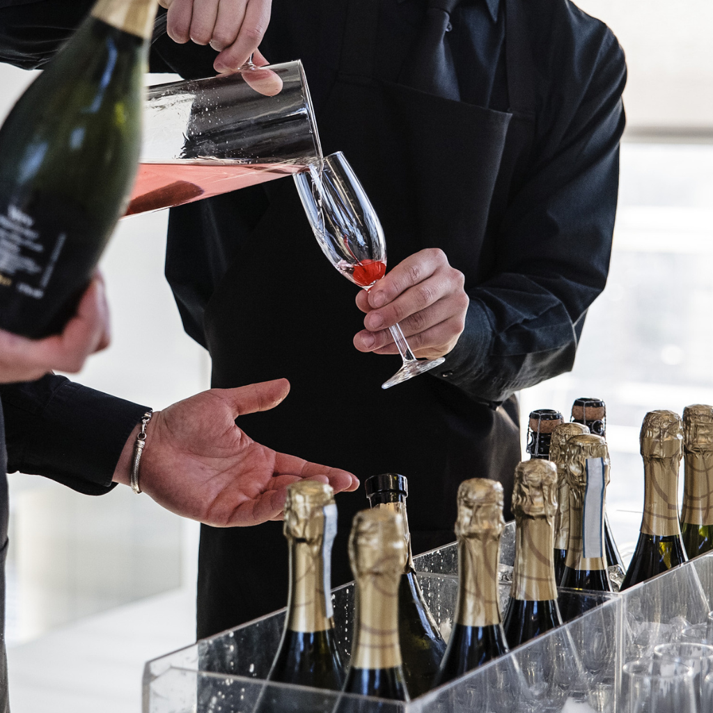 deux serveurs, préparant des verres de boissons à un évènement privatif