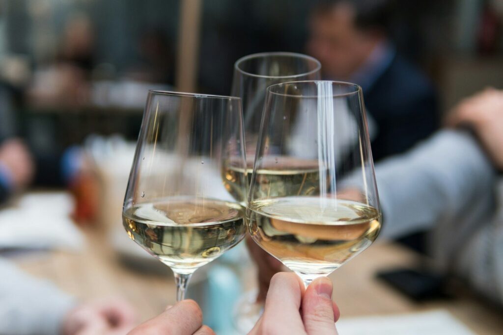 Trois amis trinquent avec des verres de vin