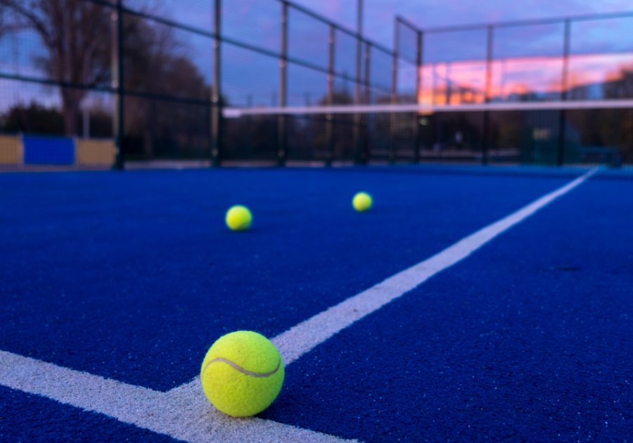 l'illustration des plus de Taurus Padel est une photo de trois balles de Padel laissées sur le terrain dans un soleil couchant