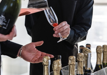 deux serveurs, préparant des verres de boissons à un évènement privatif
